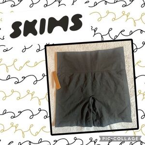 SKIMS Smoothing Seamless Shorts Size L